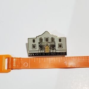 Vintage The Alamo San Antonio TX Goldtone metal enamel pinback pin